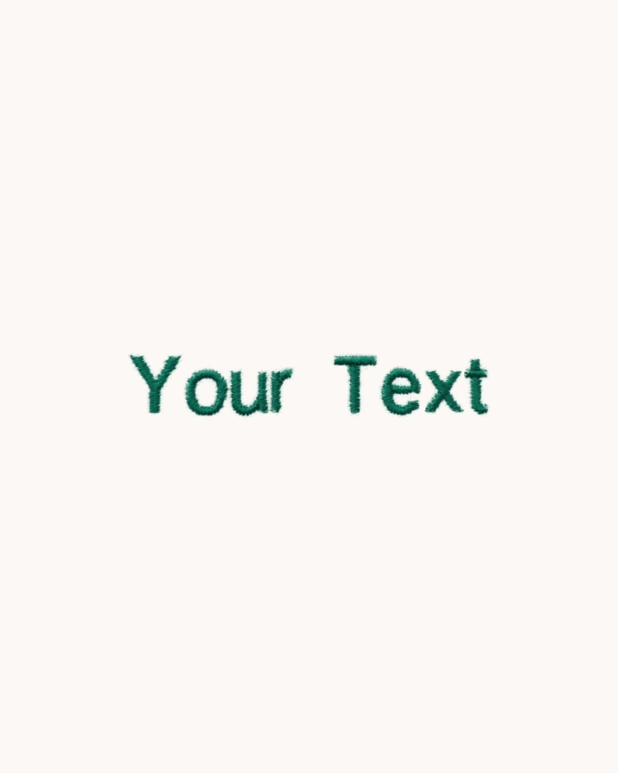 Personalisiertes weißes T-Shirt mit deinem bestickten Text – Detailaufnahme der Stickerei [MOT]