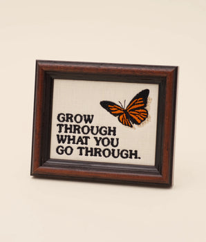 Grow Through What You Go Through – Gestickter Spruch auf Englisch