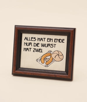 Alles hat ein Ende nur die Wurst hat zwei – Gestickter Spruch