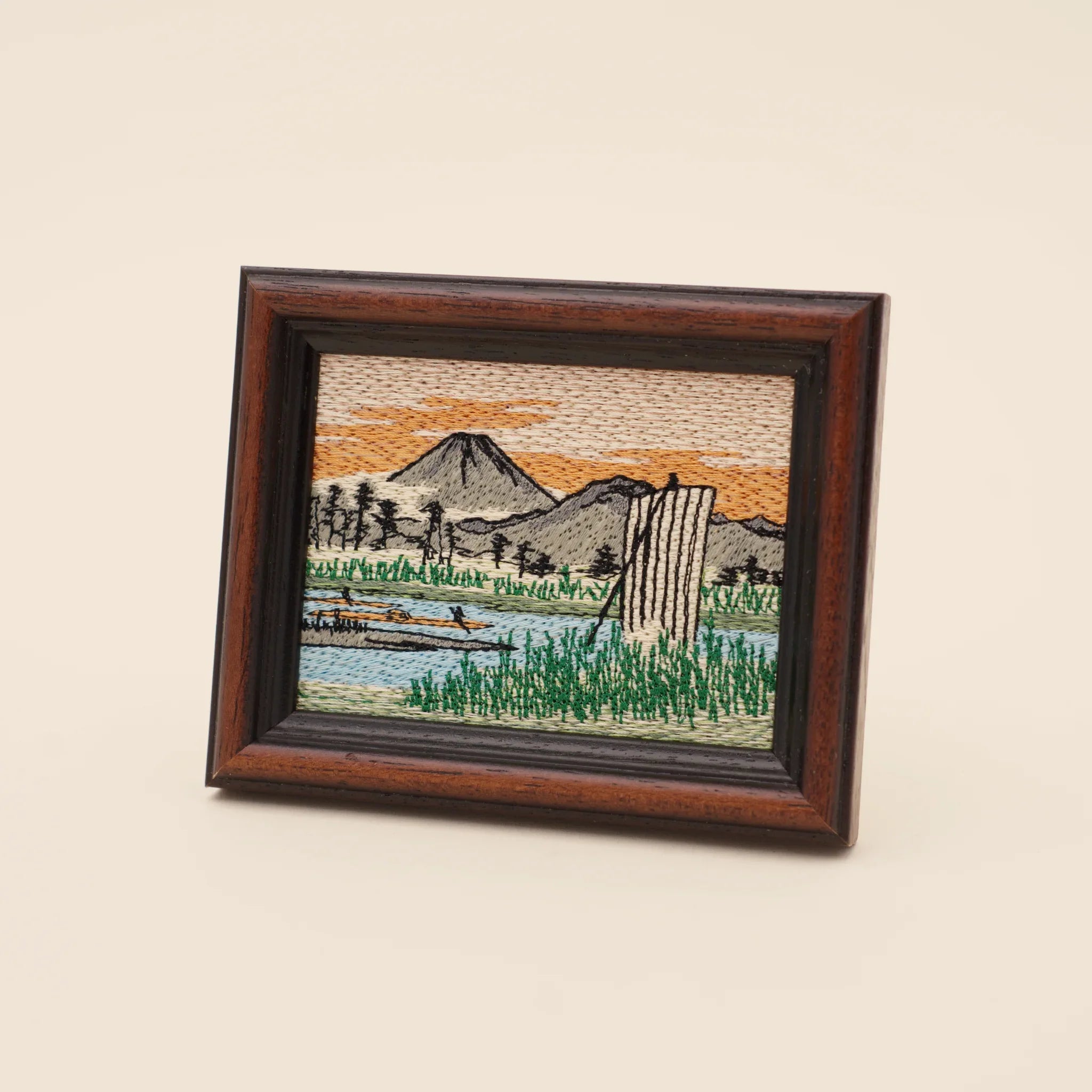 Gesticktes Bild vom Berg Fuji nach Hiroshige im Holzrahmen